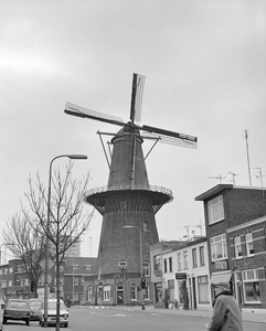 882329 Gezicht in de Adelaarstraat te Utrecht, met rechts bij de Merelstraat korenmolen Rijn en Zon (Adelaarstraat 30).